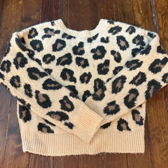 Pink Victoria’s Secret cheetah print fuzzy sweater size M - Picture 2 of 5